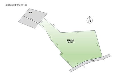 南東側は歩道のため、採光を確保しやすく開放感があります。北西側道路から敷地内へ続くアプローチがあるため、通行人の視線が気になりにくく、プライバシー面にも配慮できます。 