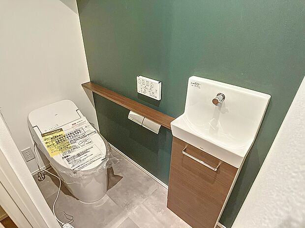 【1F　トイレ】1階トイレはタンクレスですっきりと、手洗い場と棚を設けました。