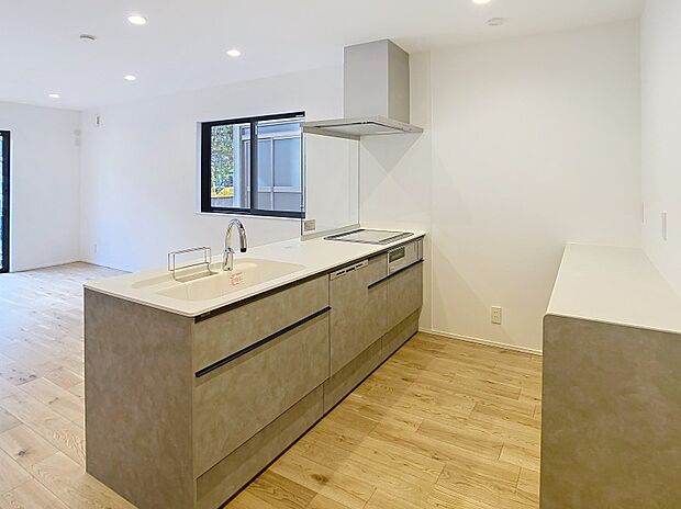 【キッチン】自動水栓や、食洗器、IHクッキングヒーターなど、日々の家事や、掃除にも助かる設備が備わっています。