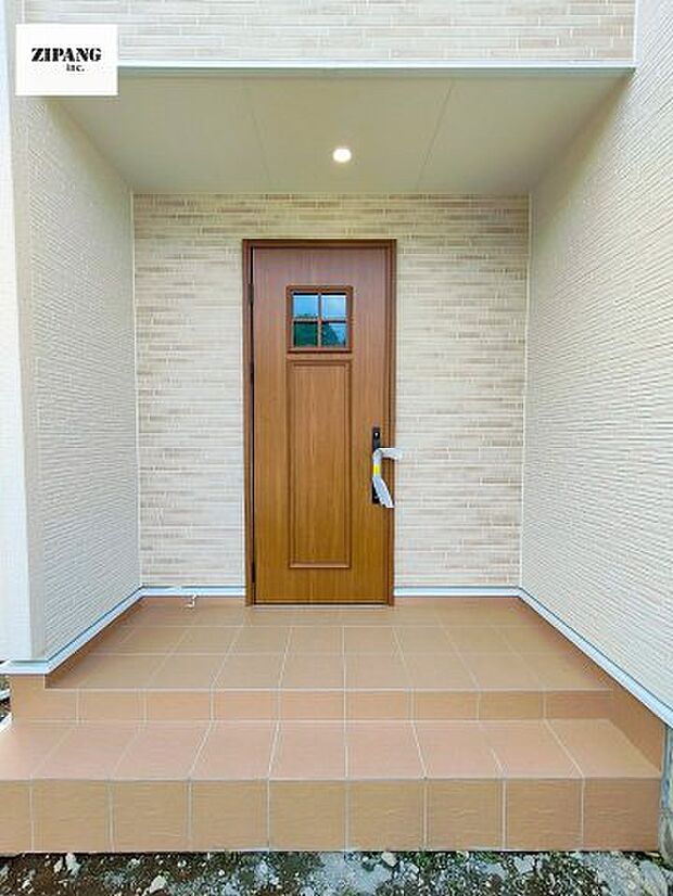 【断熱玄関ドア】断熱性能にとって開口部の玄関はとても大事です。玄関先にはポスト、テレビカメラ付きのインターホンがあります。