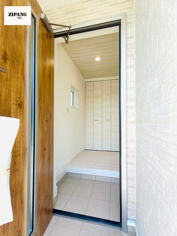 【玄関】陽が差し込む明るい玄関。玄関タイルはお掃除しやすく清潔を保てます♪