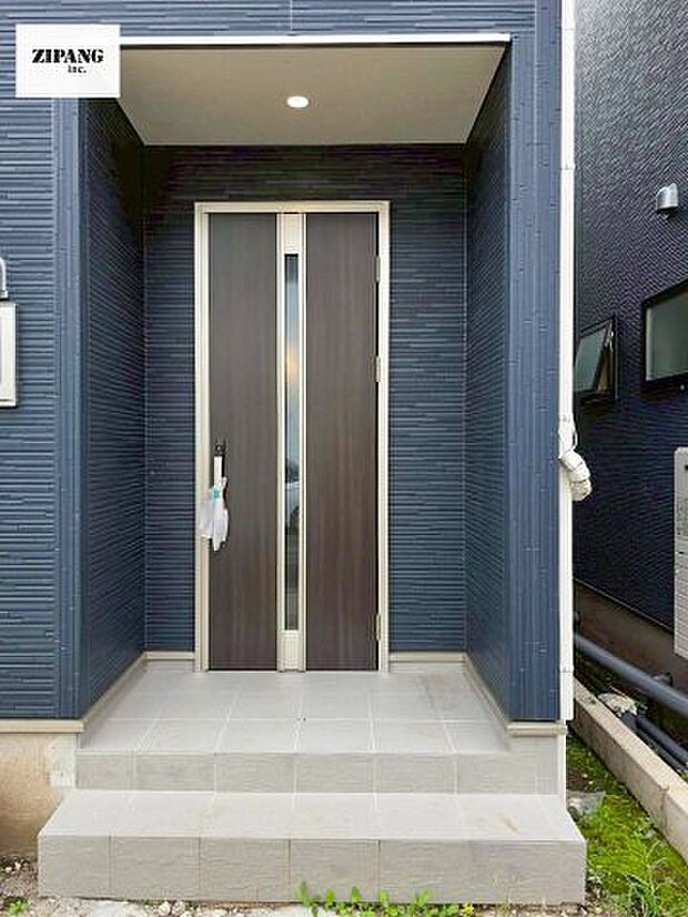 【断熱玄関ドア】断熱性能にとって開口部の玄関はとても大事です。玄関先にはポスト、テレビカメラ付きのインターホンがあります。