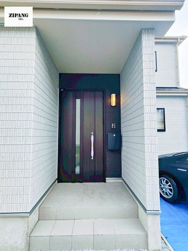 【断熱玄関ドア】断熱性能にとって開口部の玄関はとても大事です。雨にぬれずに郵便物をとることができるポスト、テレビカメラ付きのインターホンがあります.