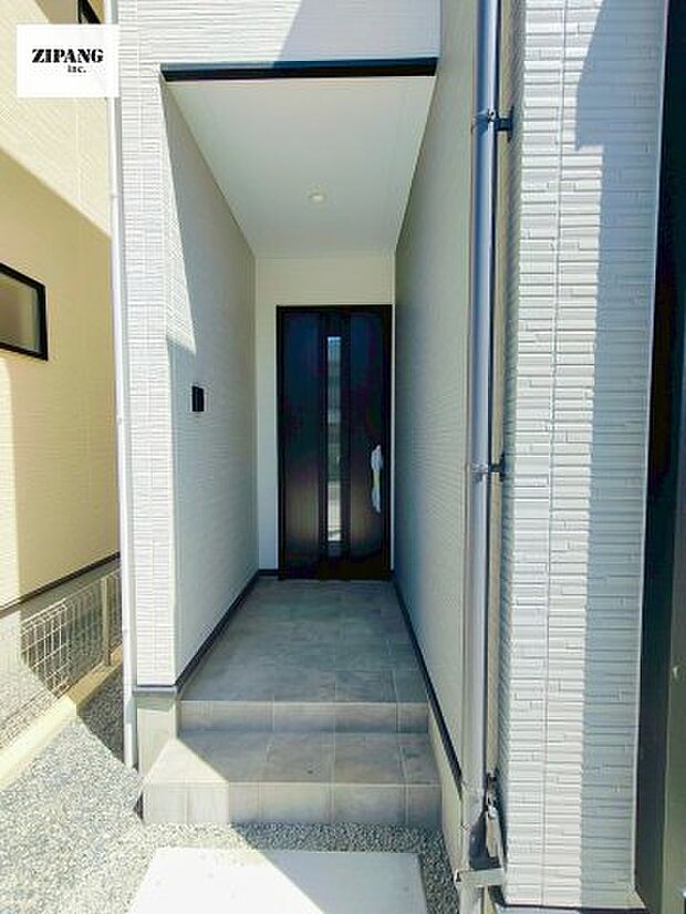 【断熱玄関ドア】断熱性能にとって開口部の玄関はとても大事です。玄関先にはポスト、テレビカメラ付きのインターホンがあります。