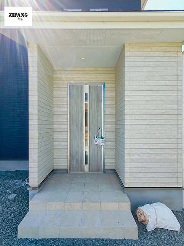 【断熱玄関ドア】断熱性能にとって開口部の玄関はとても大事です。玄関先にはポスト、テレビカメラ付きのインターホンがあります。