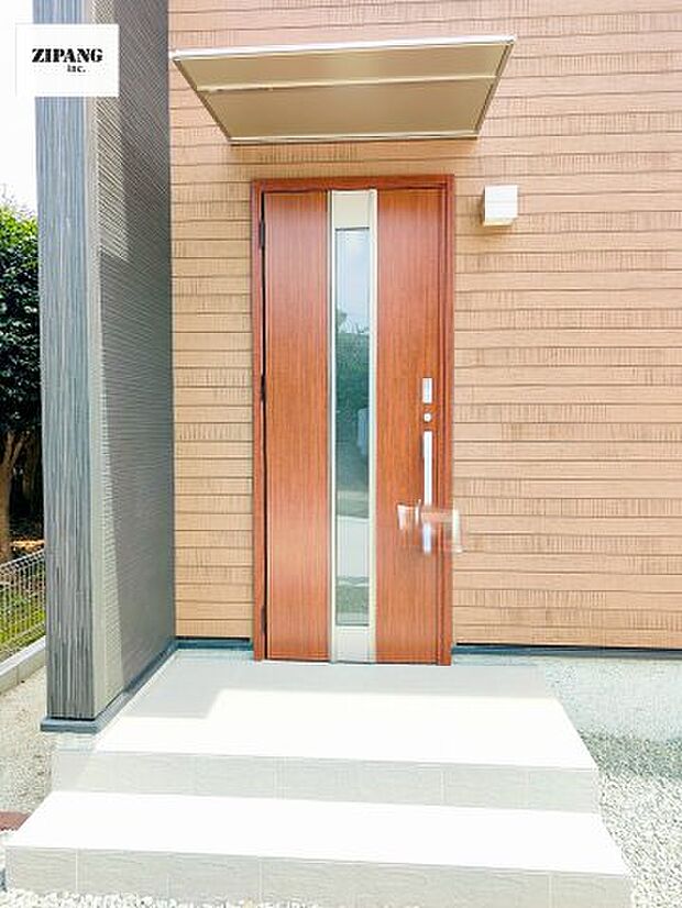 【断熱玄関ドア】断熱性能にとって開口部の玄関はとても大事です。玄関先にはポスト、宅配BOX、テレビカメラ付きのインターホンがあります。