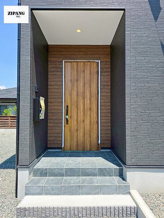 【断熱玄関ドア】断熱性能にとって開口部の玄関はとても大事です。玄関先にはポスト、テレビカメラ付きのインターホンがあります。