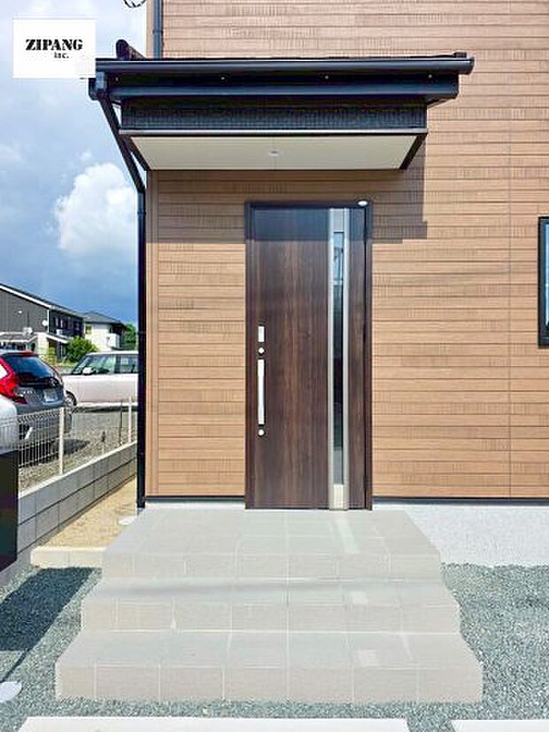 【【断熱玄関ドア】断熱性能にとって開口部の玄関はとても大事です。玄関先にはポスト、宅配BOX、テレビカメラ付きのインターホンがあります。