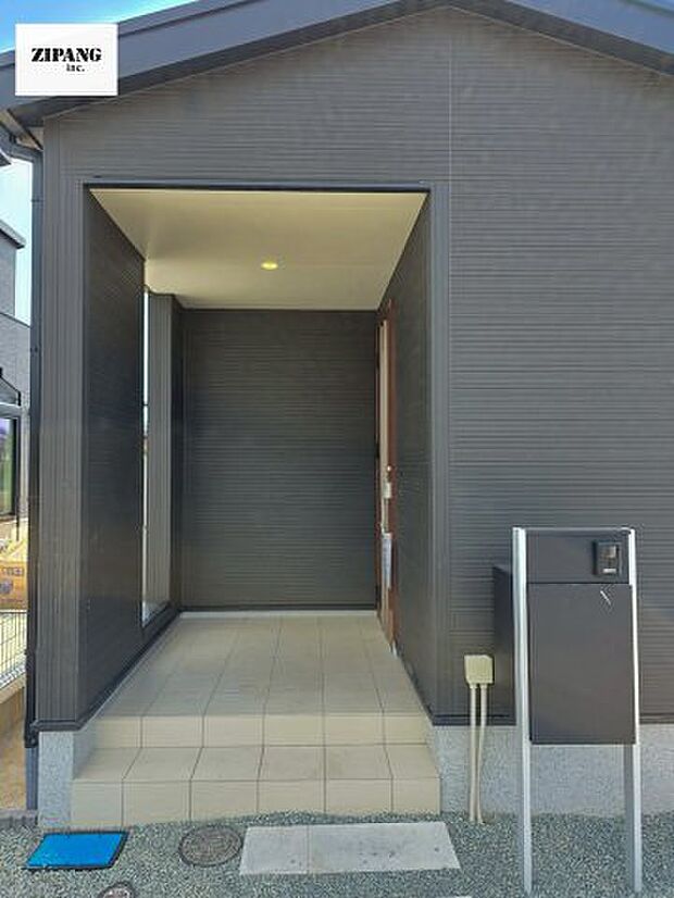 【断熱玄関ドア】断熱性能にとって開口部の玄関はとても大事です。玄関先にはポスト、宅配BOX、テレビカメラ付きのインターホンがあります。