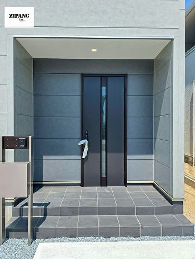 【断熱玄関ドア】断熱性能にとって開口部の玄関はとても大事です。玄関先にはポスト、テレビカメラ付きのインターホンがあります。