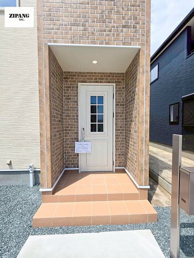 【断熱玄関ドア】断熱性能にとって開口部の玄関はとても大事です。玄関先にはポスト、テレビカメラ付きのインターホンがあります。