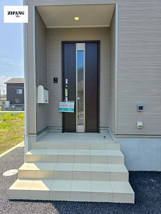 【断熱玄関ドア】断熱性能にとって開口部の玄関はとても大事です。雨にぬれずに郵便物をとることができるポスト、テレビカメラ付きのインターホンがあります。