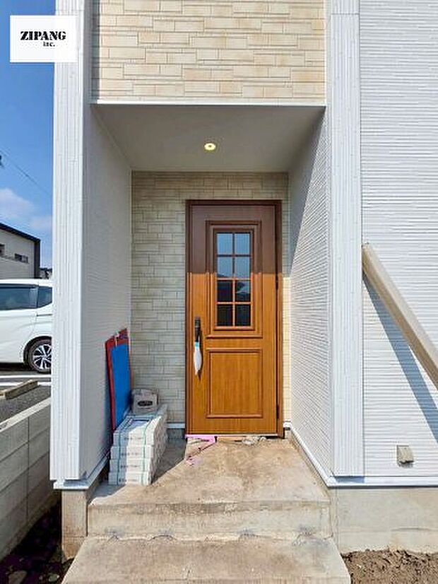 【断熱玄関ドア】断熱性能にとって開口部の玄関はとても大事です。玄関先にはポスト、テレビカメラ付きのインターホンがあります。