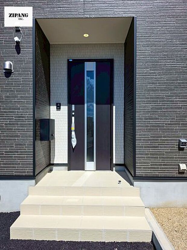 【断熱玄関ドア】断熱性能にとって開口部の玄関はとても大事です。雨にぬれずに郵便物をとることができるポスト、テレビカメラ付きのインターホンがあります。