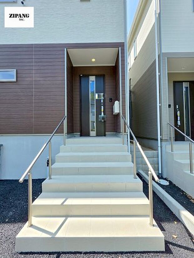 【断熱玄関ドア】断熱性能にとって開口部の玄関はとても大事です。雨にぬれずに郵便物をとることができるポスト、テレビカメラ付きのインターホンがあります。