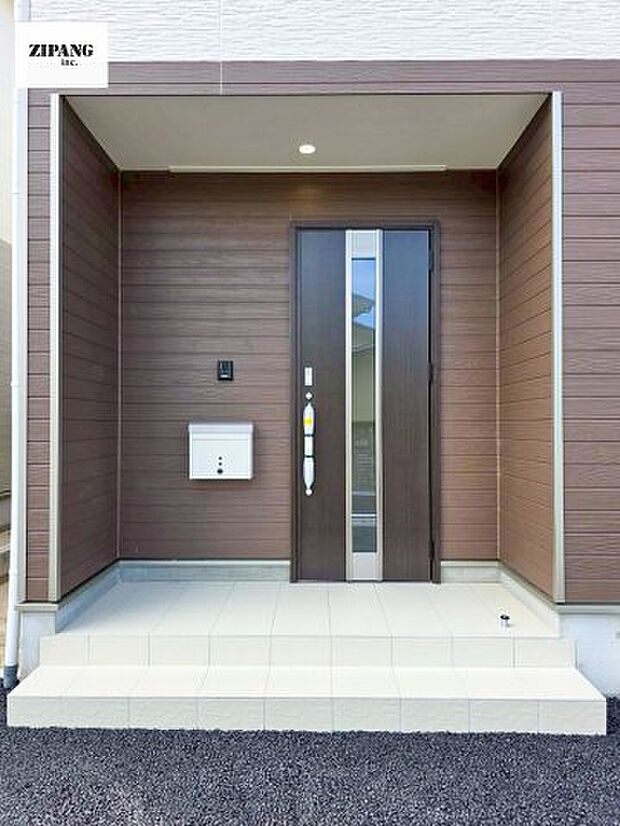 【断熱玄関ドア】断熱性能にとって開口部の玄関はとても大事です。玄関先にはポスト、テレビカメラ付きのインターホンがあります。