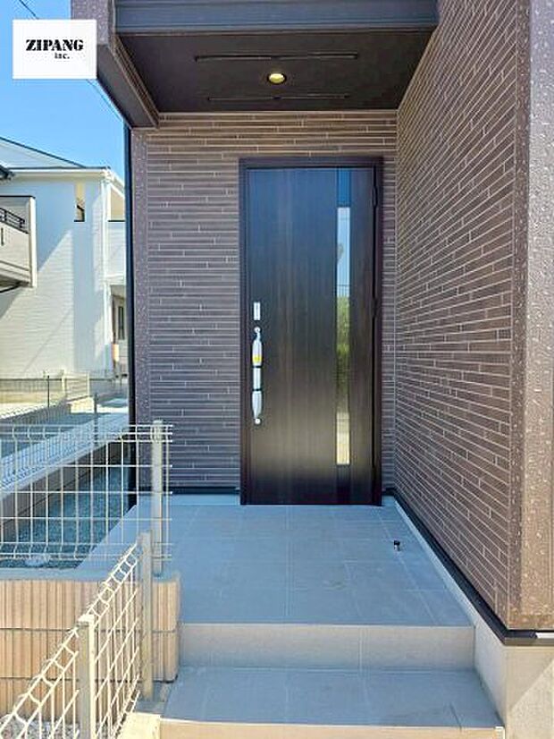 【断熱玄関ドア】断熱性能にとって開口部の玄関はとても大事です。玄関先にはポスト、テレビカメラ付きのインターホンがあります。