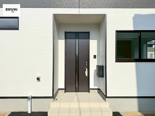 【断熱玄関ドア】断熱性能にとって開口部の玄関はとても大事です。雨にぬれずに郵便物をとることができるポスト、テレビカメラ付きのインターホンがあります。