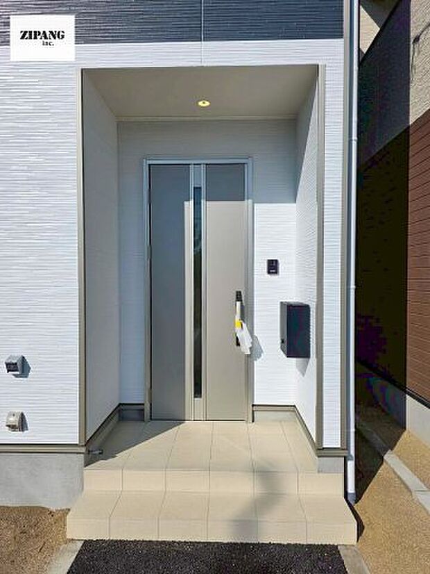 【断熱玄関ドア】断熱性能にとって開口部の玄関はとても大事です。玄関先にはポスト、テレビカメラ付きのインターホンがあります。