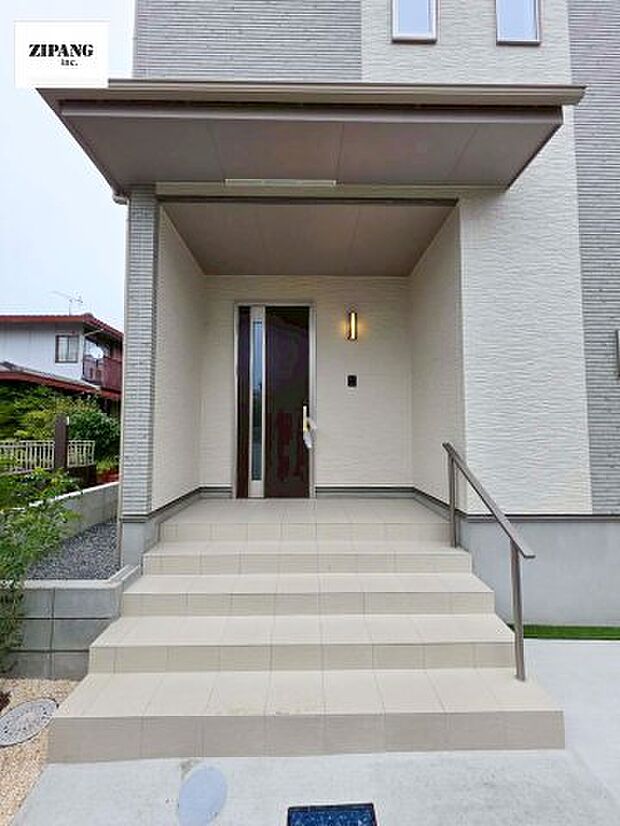 【断熱玄関ドア】断熱性能にとって開口部の玄関はとても大事です。玄関先にはポスト、テレビカメラ付きのインターホンがあります。