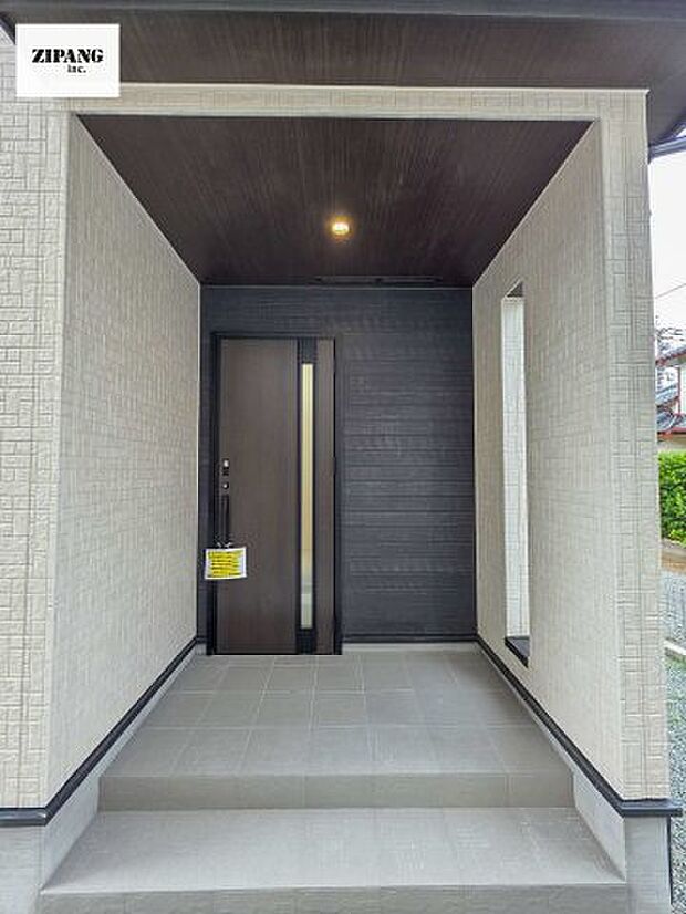 【断熱玄関ドア】断熱性能にとって開口部の玄関はとても大事です。玄関先にはポスト、テレビカメラ付きのインターホンがあります。