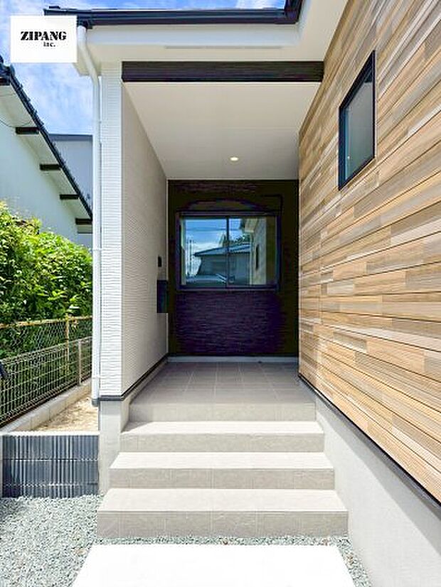 【断熱玄関ドア】断熱性能にとって開口部の玄関はとても大事です。玄関先にはポスト、テレビカメラ付きのインターホンがあります。