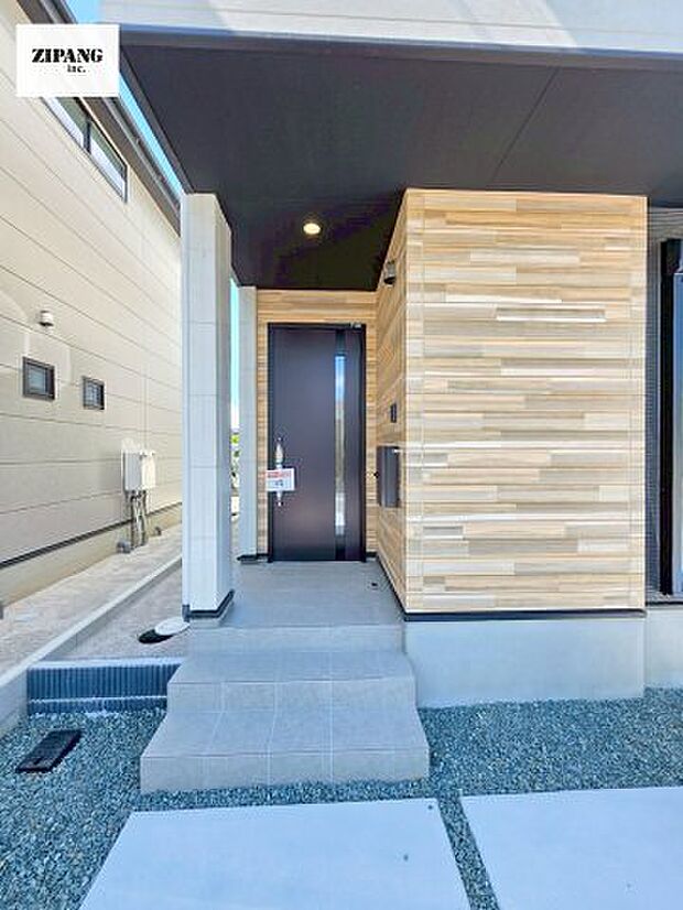 【断熱玄関ドア】断熱性能にとって開口部の玄関はとても大事です。玄関先にはポスト、テレビカメラ付きのインターホンがあります。