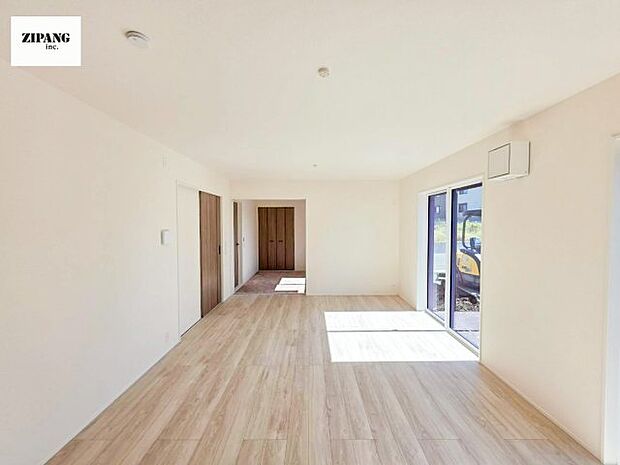 【リビング】キッチンと一体になったリビングはひろびろとしたくつろぎ空間を実現しています。