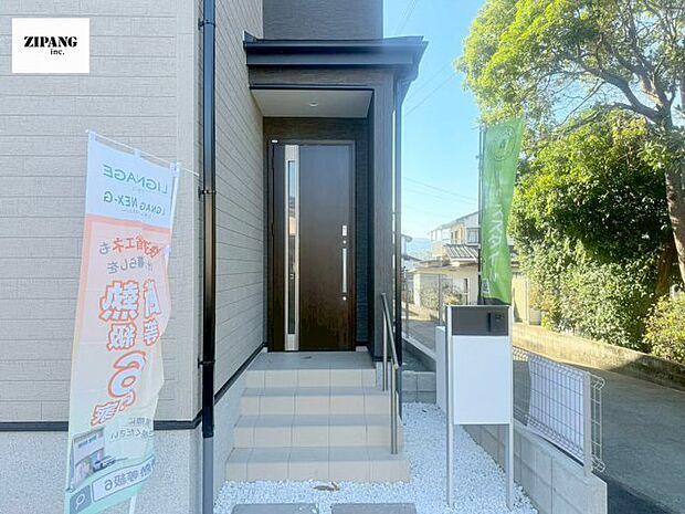 【断熱玄関ドア】断熱性能にとって開口部の玄関はとても大事です。玄関先にはポスト、宅配BOX、テレビカメラ付きのインターホンがあります。