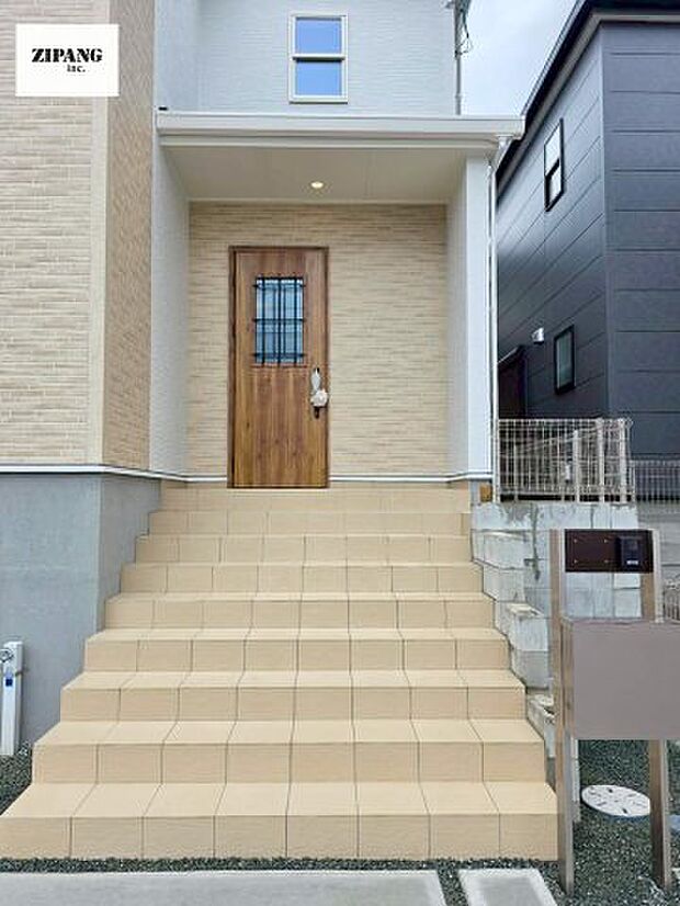 【断熱玄関ドア】断熱性能にとって開口部の玄関はとても大事です。雨にぬれずに郵便物をとることができるポスト、テレビカメラ付きのインターホンがあります.