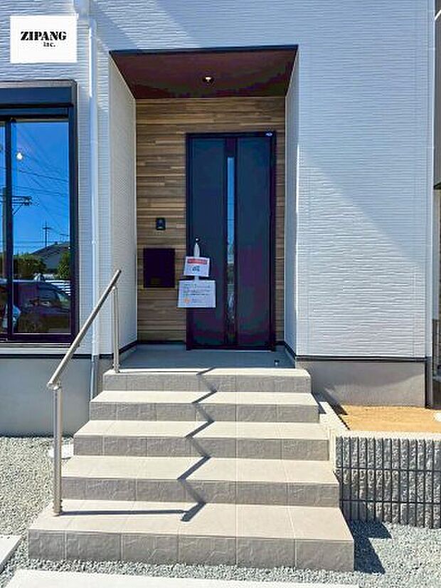 【断熱玄関ドア】断熱性能にとって開口部の玄関はとても大事です。雨にぬれずに郵便物をとることができるポスト、テレビカメラ付きのインターホンがあります。