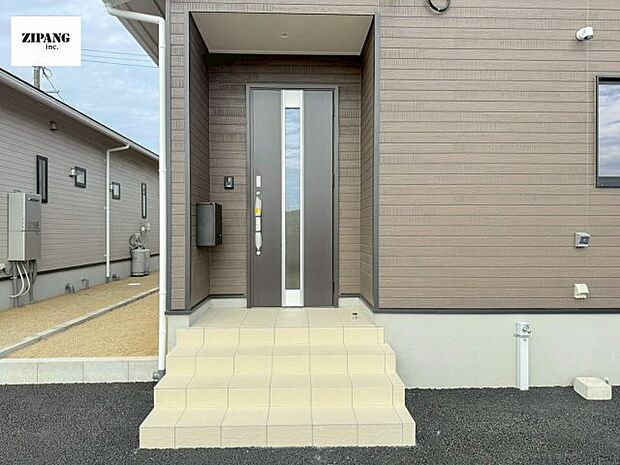 【断熱玄関ドア】断熱性能にとって開口部の玄関はとても大事です。雨にぬれずに郵便物をとることができるポスト、テレビカメラ付きのインターホンがあります。