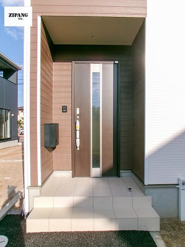 【断熱玄関ドア】断熱性能にとって開口部の玄関はとても大事です。雨にぬれずに郵便物をとることができるポスト、テレビカメラ付きのインターホンがあります。