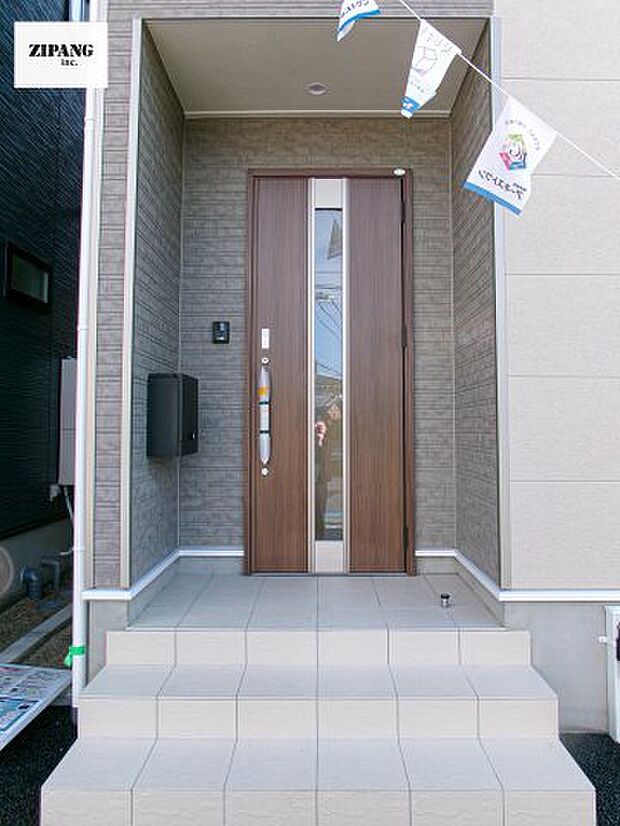 【断熱玄関ドア】断熱性能にとって開口部の玄関はとても大事です。雨にぬれずに郵便物をとることができるポスト、テレビカメラ付きのインターホンがあります.