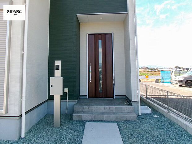 【断熱玄関ドア】断熱性能にとって開口部の玄関はとても大事です。玄関先にはポスト、テレビカメラ付きのインターホンがあります。