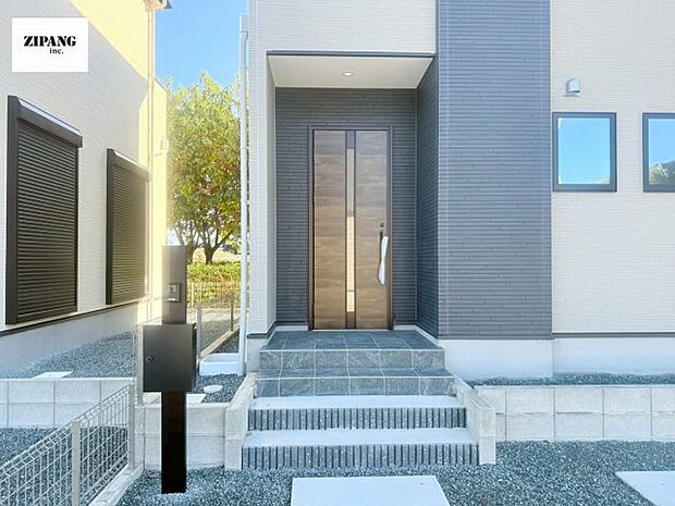 【断熱玄関ドア】断熱性能にとって開口部の玄関はとても大事です。玄関先にはポスト、テレビカメラ付きのインターホンがあります。