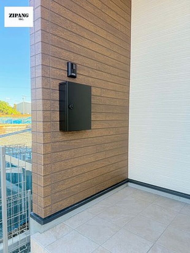 【断熱玄関ドア】断熱性能にとって開口部の玄関はとても大事です。雨にぬれずに郵便物をとることができるポスト、テレビカメラ付きのインターホンがあります。