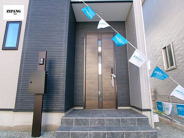 【断熱玄関ドア】断熱性能にとって開口部の玄関はとても大事です。玄関先にはポスト、テレビカメラ付きのインターホンがあります。