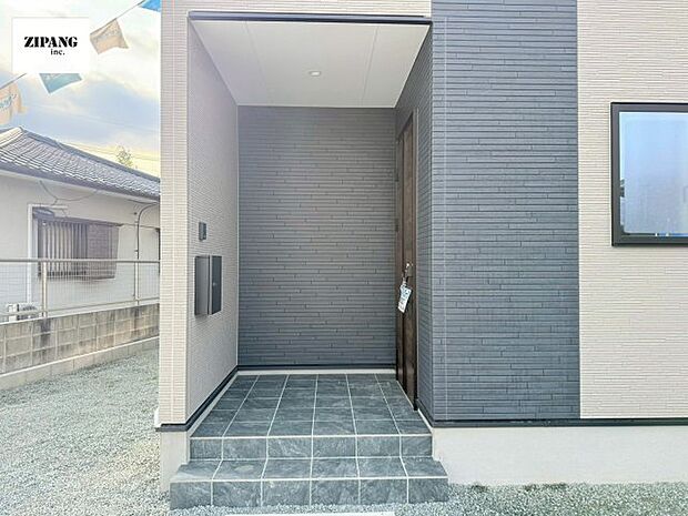 【断熱玄関ドア】断熱性能にとって開口部の玄関はとても大事です。雨にぬれずに郵便物をとることができるポスト、テレビカメラ付きのインターホンがあります。