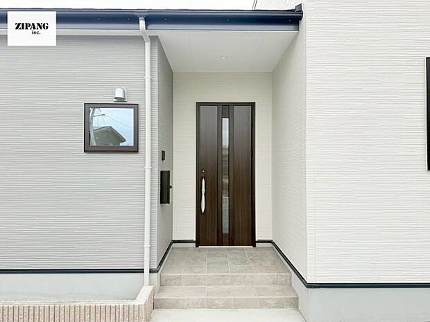 【断熱玄関ドア】断熱性能にとって開口部の玄関はとても大事です。雨にぬれずに郵便物をとることができるポスト、テレビカメラ付きのインターホンがあります。