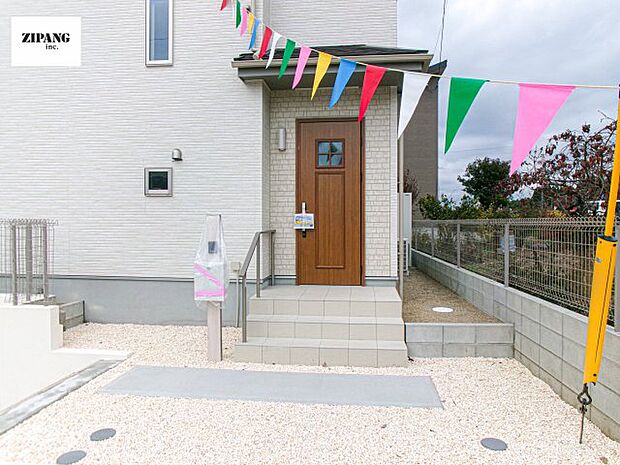 【断熱玄関ドア】断熱性能にとって開口部の玄関はとても大事です。玄関先にはポスト、テレビカメラ付きのインターホンがあります。