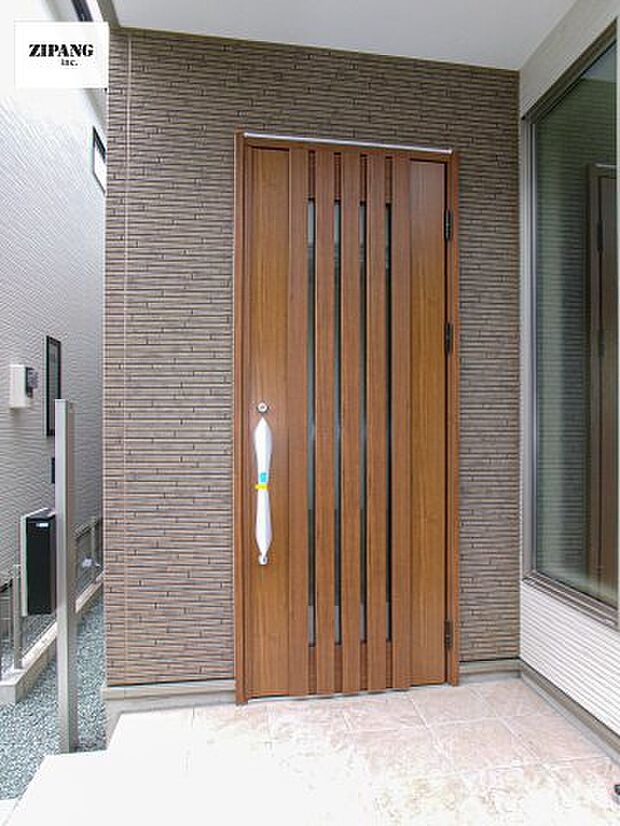 【断熱玄関ドア】断熱性能にとって開口部の玄関はとても大事です。玄関先にはポスト、テレビカメラ付きのインターホンがあります。