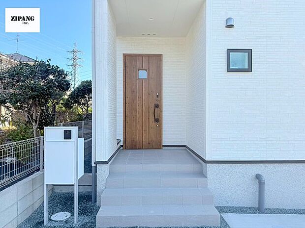 【断熱玄関ドア】断熱性能にとって開口部の玄関はとても大事です。玄関先にはポスト、宅配BOX、テレビカメラ付きのインターホンがあります。