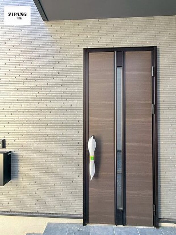 【断熱玄関ドア】断熱性能にとって開口部の玄関はとても大事です。玄関先にはポスト、テレビカメラ付きのインターホンがあります。