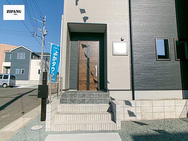 【断熱玄関ドア】断熱性能にとって開口部の玄関はとても大事です。玄関先にはポスト、テレビカメラ付きのインターホンがあります。