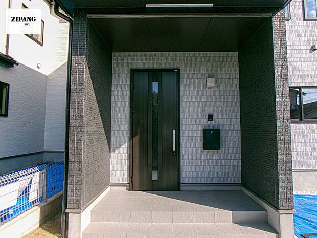 【断熱玄関ドア】断熱性能にとって開口部の玄関はとても大事です。雨にぬれずに郵便物をとることができるポスト、テレビカメラ付きのインターホンがあります。