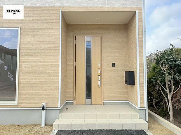 【断熱玄関ドア】断熱性能にとって開口部の玄関はとても大事です。雨にぬれずに郵便物をとることができるポスト、テレビカメラ付きのインターホンがあります。