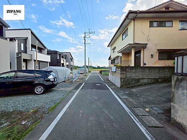 【前面道路写真】前面道路は少し狭いですが、交通量は少なめですのでゆっくりと駐車することができます。