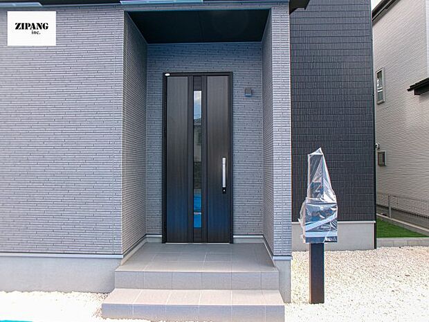 【断熱玄関ドア】断熱性能にとって開口部の玄関はとても大事です。玄関先にはポスト、テレビカメラ付きのインターホンがあります。