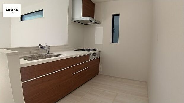 【キッチン】【キッチン】お子さんや家族と距離感近く料理が可能な対面式のシステムキッチンです。3口コンロのキッチンで料理をお楽しみください♪